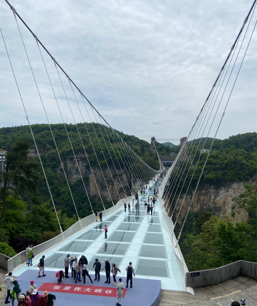 Cidades chinesas que valem a pena conhecer: Zhangjiajie. Ponte de Vidro e o Grande Canyon de Zhangjiajie.