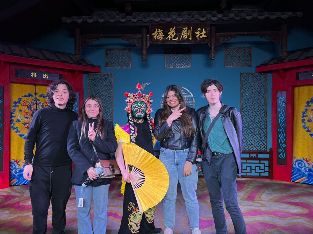 Intercâmbio na China: Apreciando a ópera de Sichuan com meus amigos.