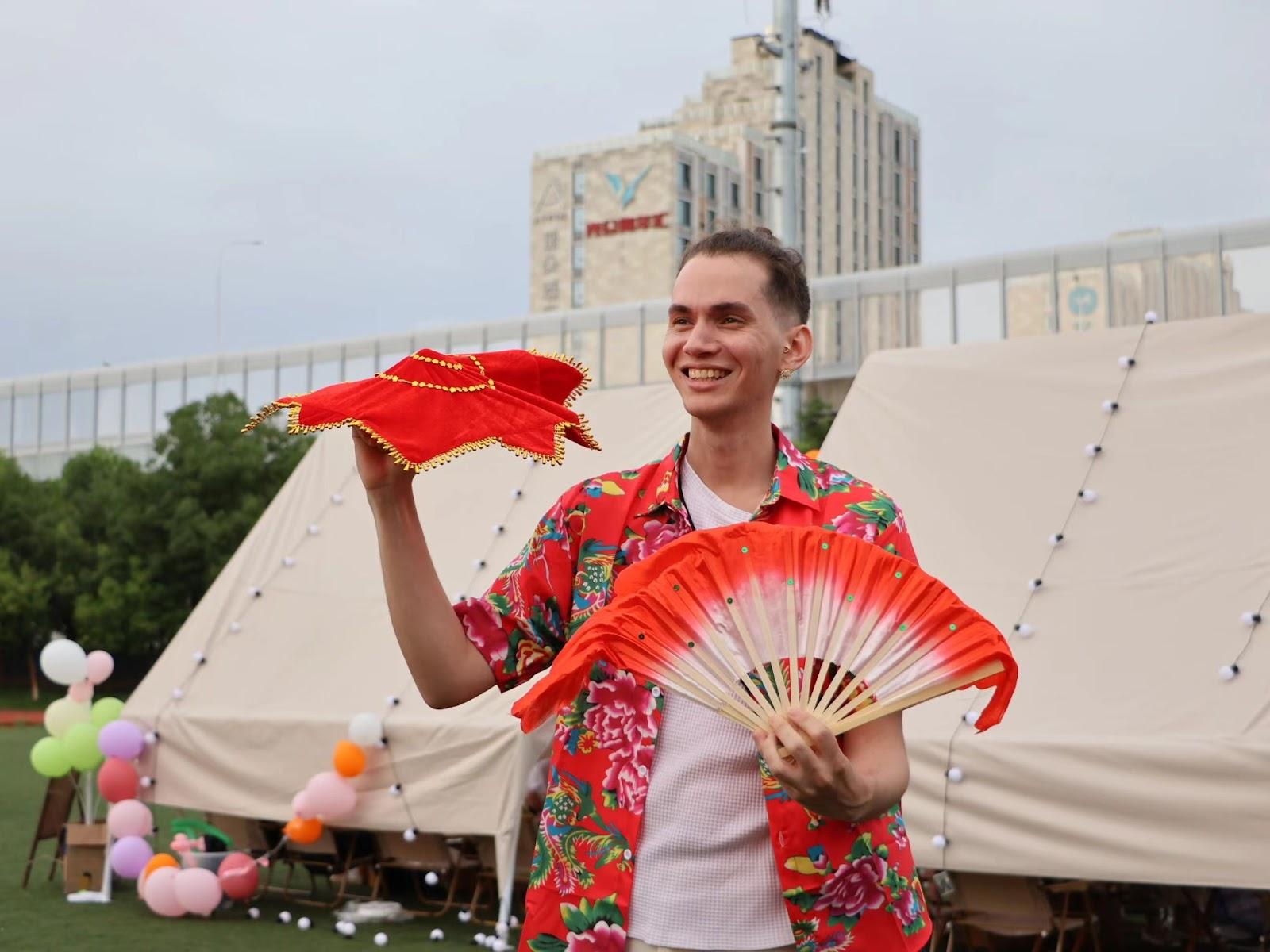 Prof Ju, do Clube de Chines, vestindo uma camisa com estampa tradicional chinesa