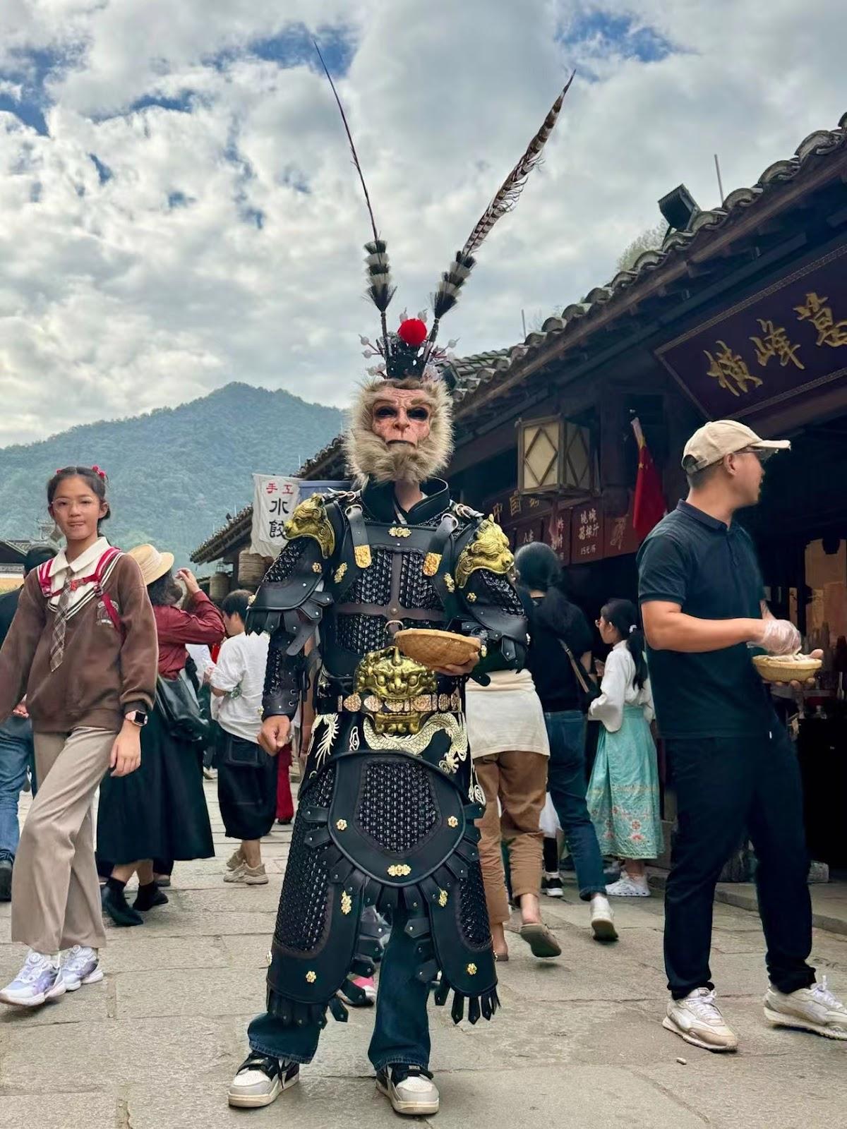 Foto de 孙悟空 (sūn wù kōng), Rei Macaco, distribuindo doces em uma das minhas viagens pela província de 江西 (jiāng xī).